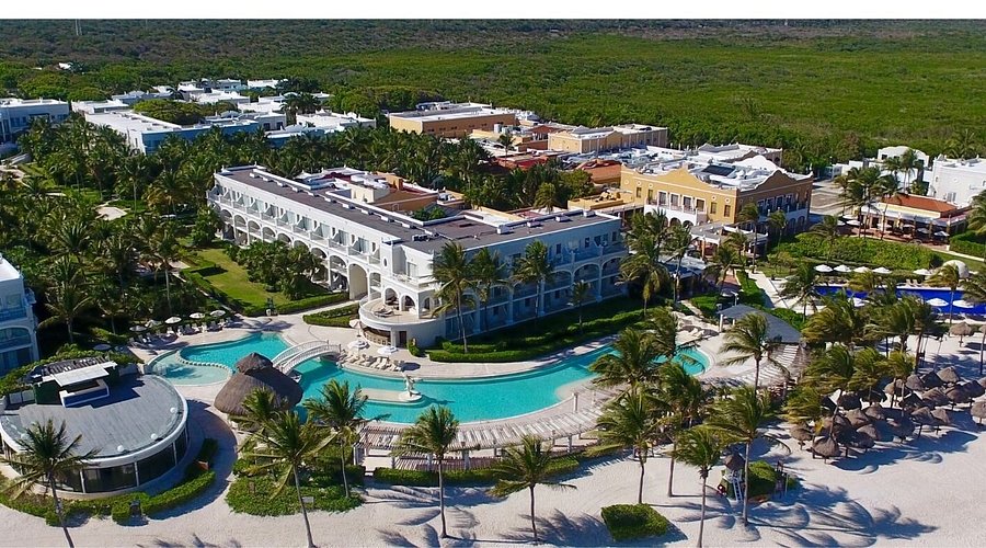 Dreams Tulum Resort & Spa all-inclusive beachfront property with tropical pools, lush grounds, and family amenities near Tulum ruins.